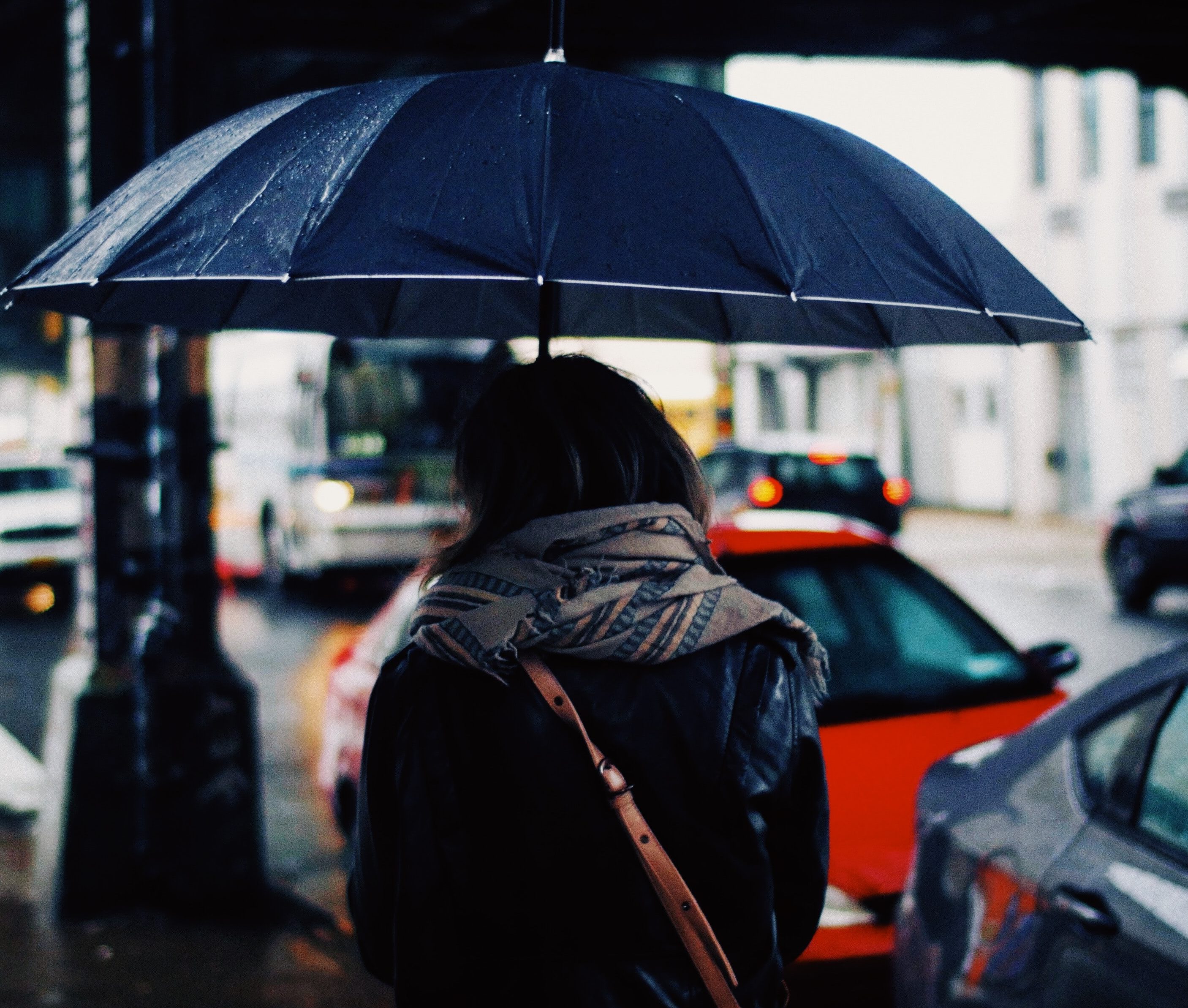 Девушка под зонтом со спины