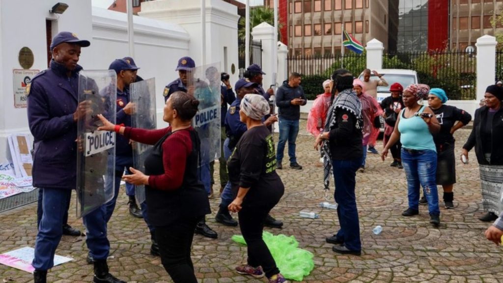Stun grenades thrown at farm women outside Parliament