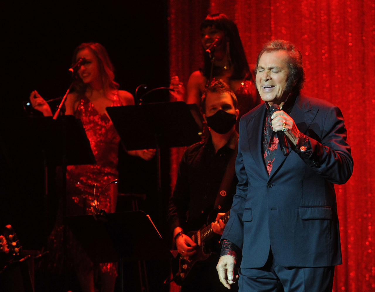 Engelbert Humperdinck takes Capetonians on a waltz down memory lane