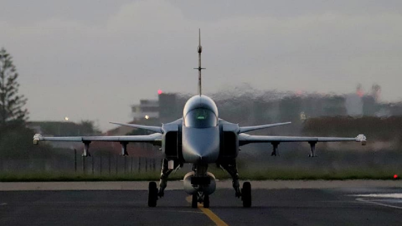Local photographer captures landing of SAAF fighter aircraft