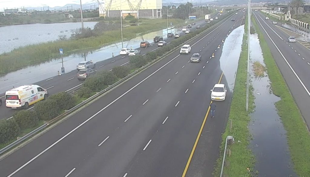 No timeline for reopening flooded N1 lanes