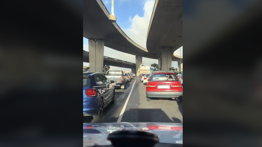 Watch: Ambulance navigates peak Cape Town traffic