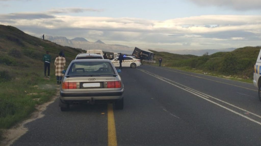 Hijacked SAPS vehicle fatally collides with truck on Baden Powell