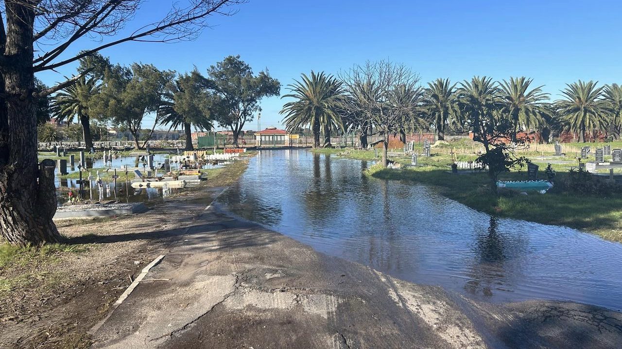 Cape Town urges weekday burials amid weekend weather warning