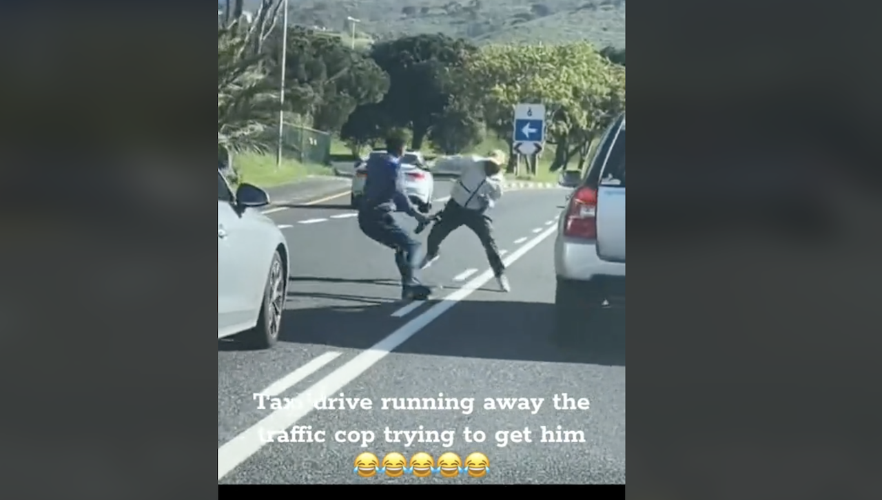 Watch: Cape Town cop chases taxi driver in traffic