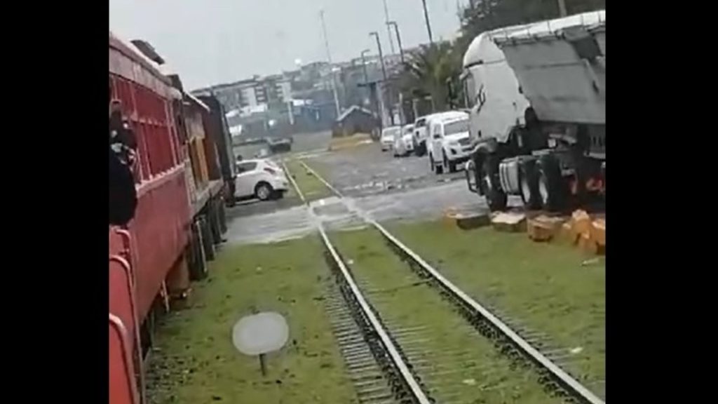 Video: Car at fault in collision with train en route to Elgin, Cape Town