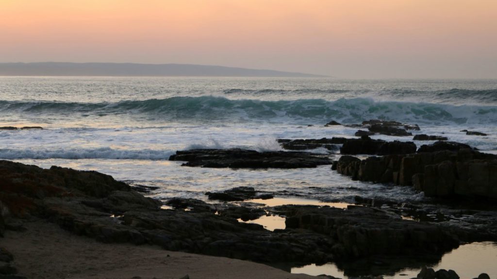 Search underway for missing 22-year-old swept off rocks at Stillbaai