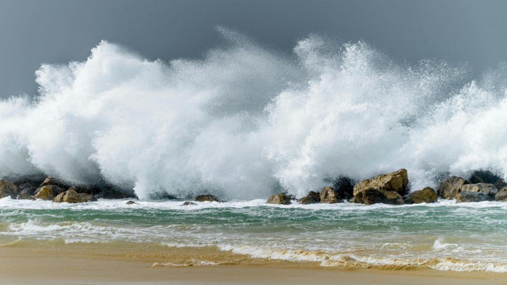 Parts of Western Cape in for weekend of damaging waves – warns SAWS